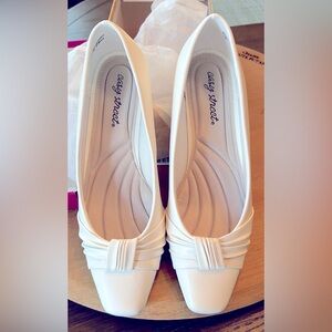 Easy Street - New in Box - 8 Wide - White shoes with 1-1/2” heels